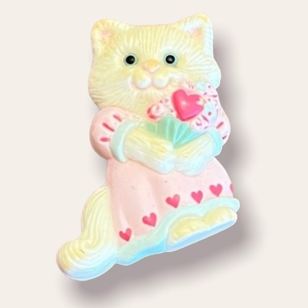 Vintage Pin Pink Hallmark Kitty Cat Heart Bouquet Valentine’s Day Plastic Brooch